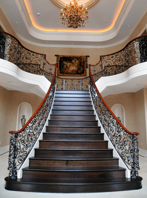 Свежая идея для дизайна: большая угловая деревянная лестница в средиземноморском стиле с деревянными ступенями и перилами из смешанных материалов - отличное фото интерьера