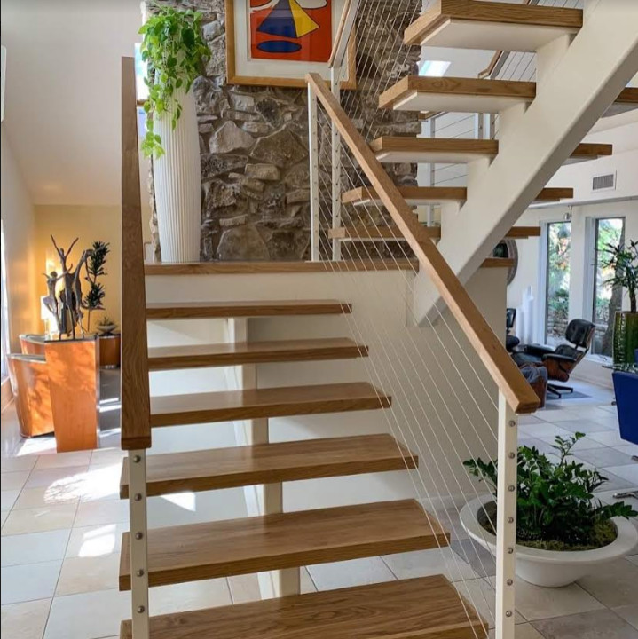Идея дизайна: лестница на больцах в стиле неоклассика (современная классика) с деревянными ступенями без подступенок