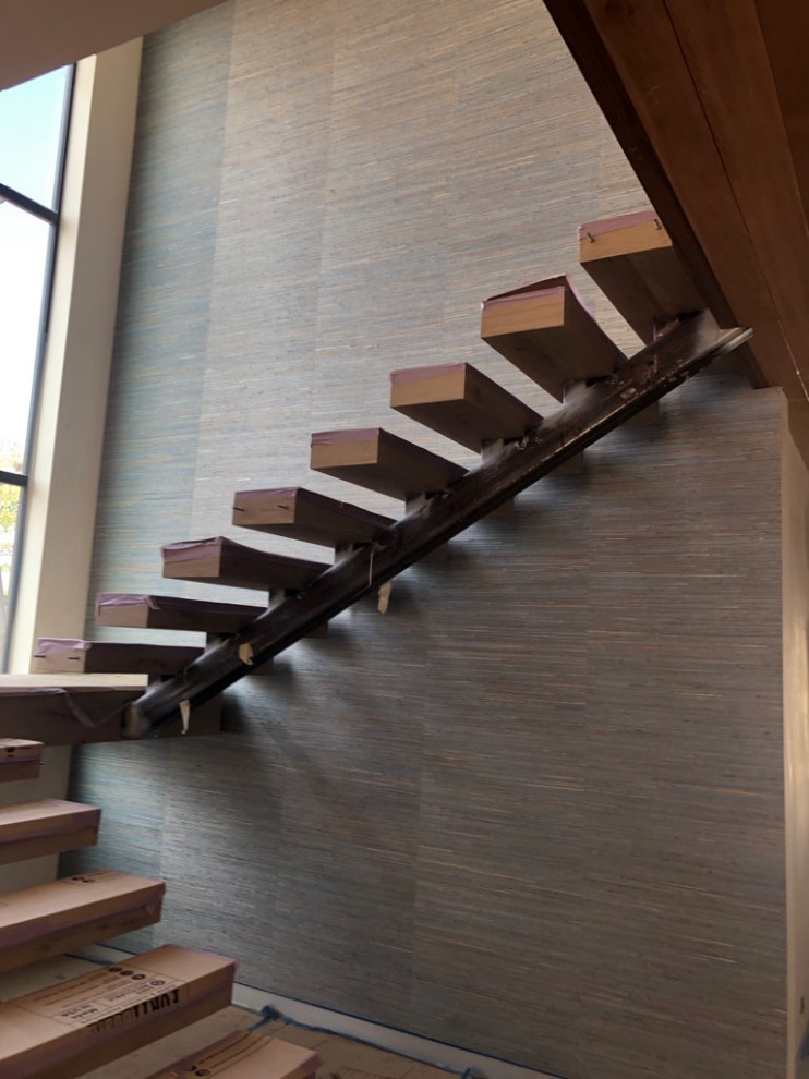 Стильный дизайн: лестница на больцах в стиле модернизм с обоями на стенах - последний тренд