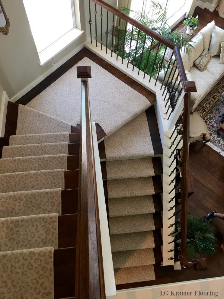 Пример оригинального дизайна: лестница в стиле шебби-шик с металлическими перилами