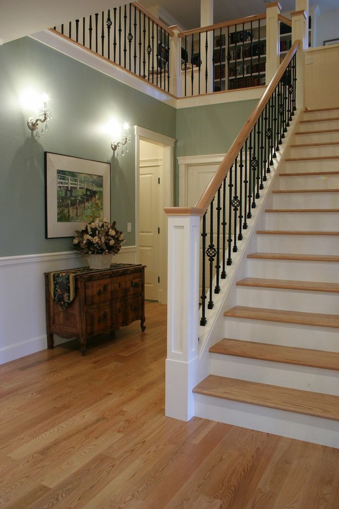Ejemplo de escalera recta de estilo americano de tamaño medio con escalones de madera y contrahuellas de madera