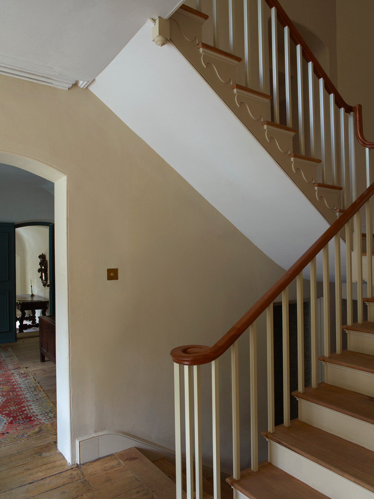 Inspiration pour un escalier peint traditionnel en U de taille moyenne avec des marches en bois.