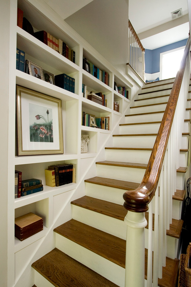 Imagen de escalera recta clásica de tamaño medio con escalones de madera, contrahuellas de madera pintada y barandilla de madera