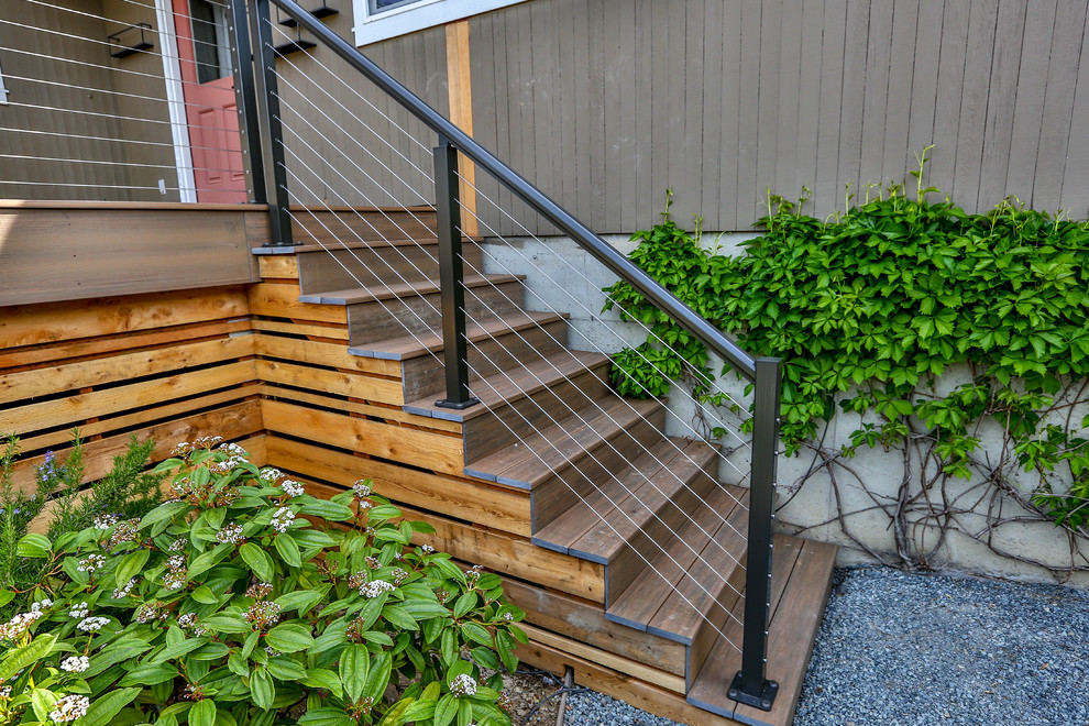 シアトルにあるトラディショナルスタイルのおしゃれな階段の写真