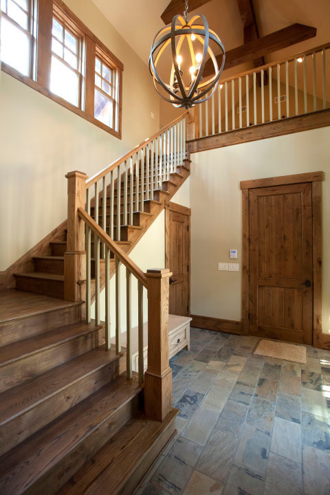 Источник вдохновения для домашнего уюта: большая угловая деревянная лестница в стиле рустика с деревянными ступенями и деревянными перилами