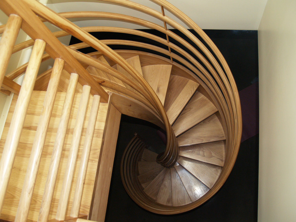 Cette image montre un petit escalier sans contremarche hélicoïdal traditionnel avec des marches en bois.