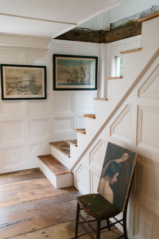На фото: маленькая угловая деревянная лестница в стиле кантри с деревянными ступенями и металлическими перилами для на участке и в саду с