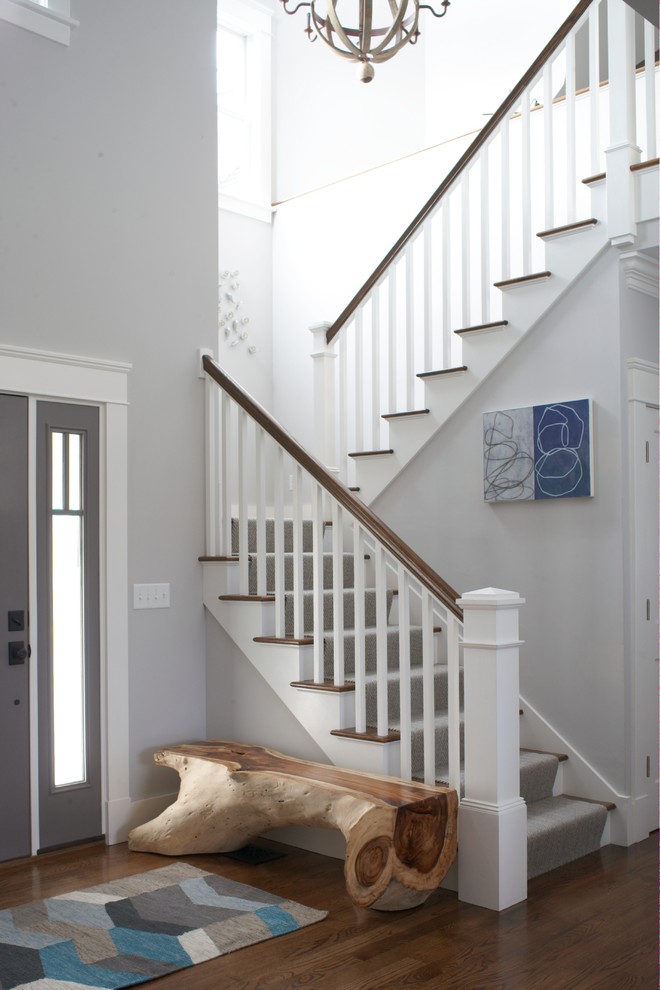 Источник вдохновения для домашнего уюта: большая п-образная лестница в морском стиле с деревянными ступенями и крашенными деревянными подступенками