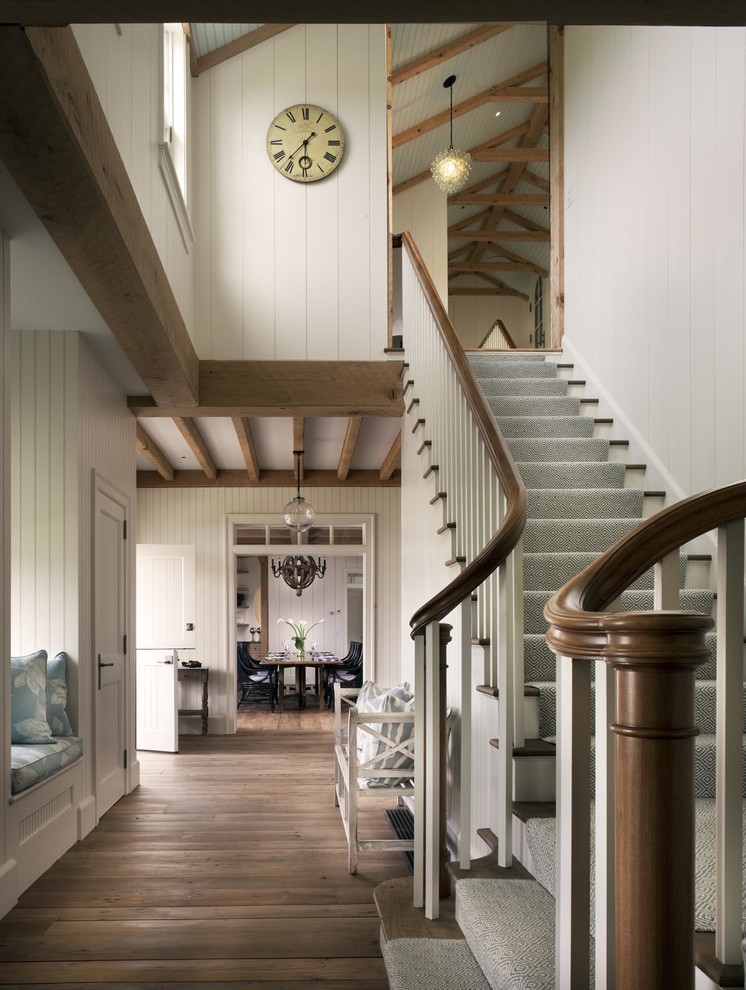 Réalisation d'un escalier marin en L de taille moyenne avec des marches en moquette et des contremarches en bois.