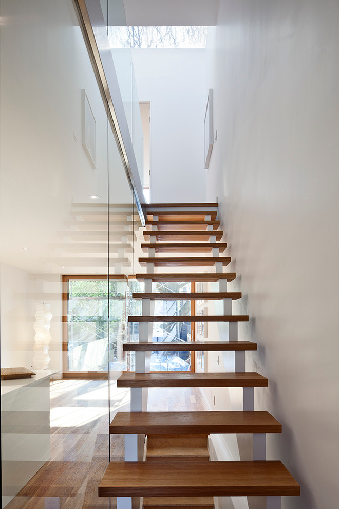 На фото: маленькая прямая лестница в стиле модернизм с деревянными ступенями без подступенок для на участке и в саду с