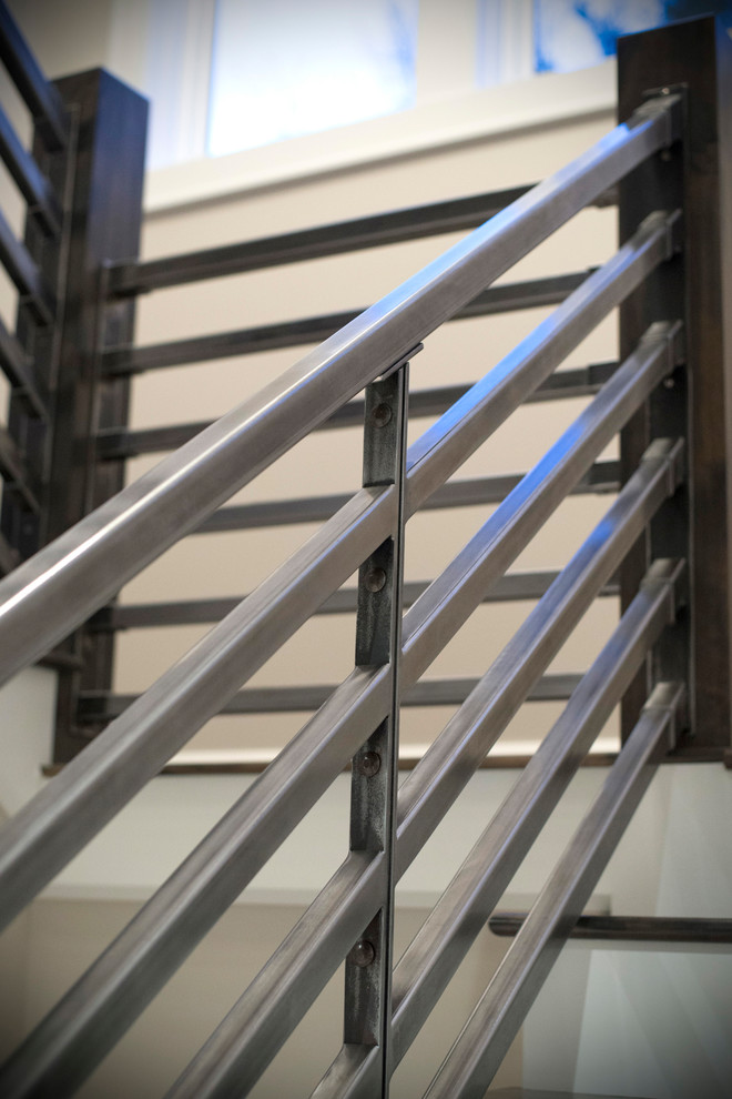 Immagine di una scala a rampa dritta minimal di medie dimensioni con pedata in legno, alzata in legno e parapetto in metallo