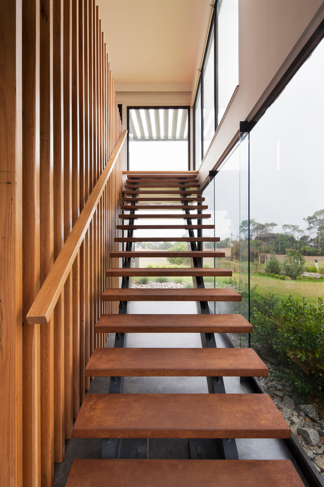 Свежая идея для дизайна: большая прямая лестница в современном стиле с металлическими ступенями и деревянными перилами без подступенок - отличное фото интерьера