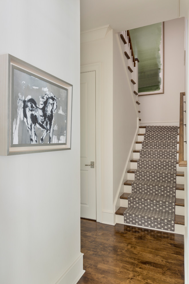 На фото: п-образная лестница среднего размера в классическом стиле с деревянными ступенями, крашенными деревянными подступенками и деревянными перилами с