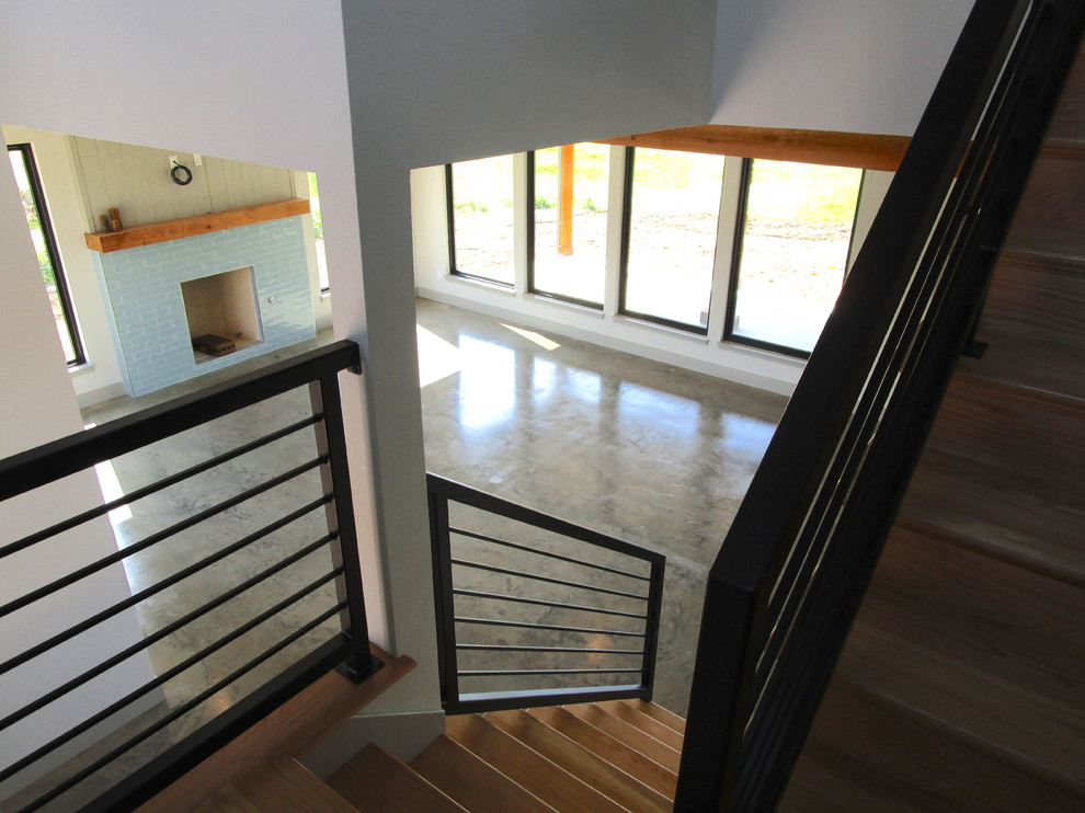 Идея дизайна: п-образная деревянная лестница среднего размера в стиле лофт с деревянными ступенями и металлическими перилами