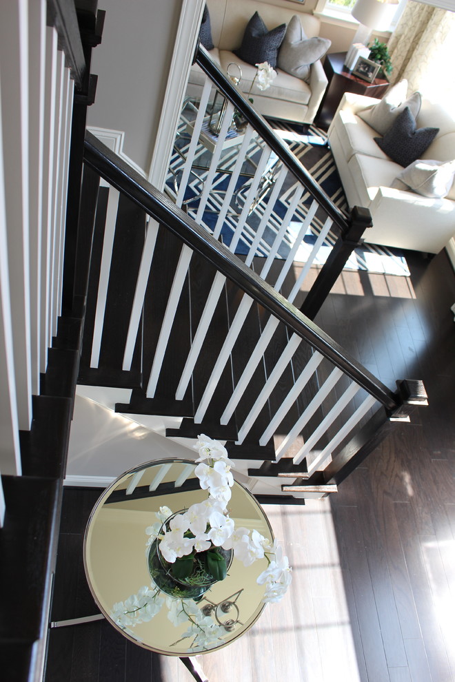 Idée de décoration pour un grand escalier tradition en L avec des marches en bois et des contremarches en bois.