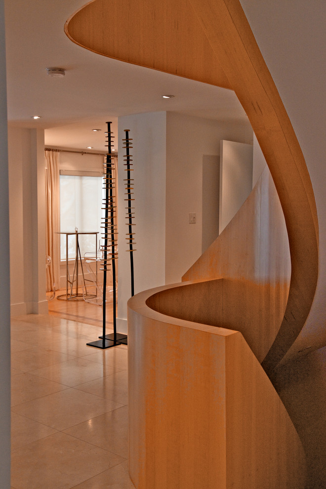 Idées déco pour un escalier courbe moderne de taille moyenne avec des marches en bois, des contremarches en bois et un garde-corps en bois.