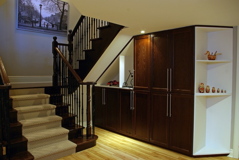 Foto de escalera en U clásica renovada de tamaño medio con escalones de madera y contrahuellas de madera
