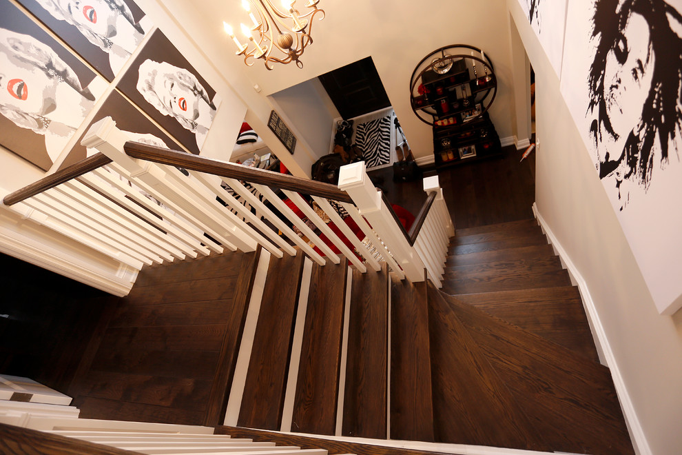 Источник вдохновения для домашнего уюта: изогнутая лестница среднего размера в современном стиле с деревянными ступенями, крашенными деревянными подступенками и деревянными перилами