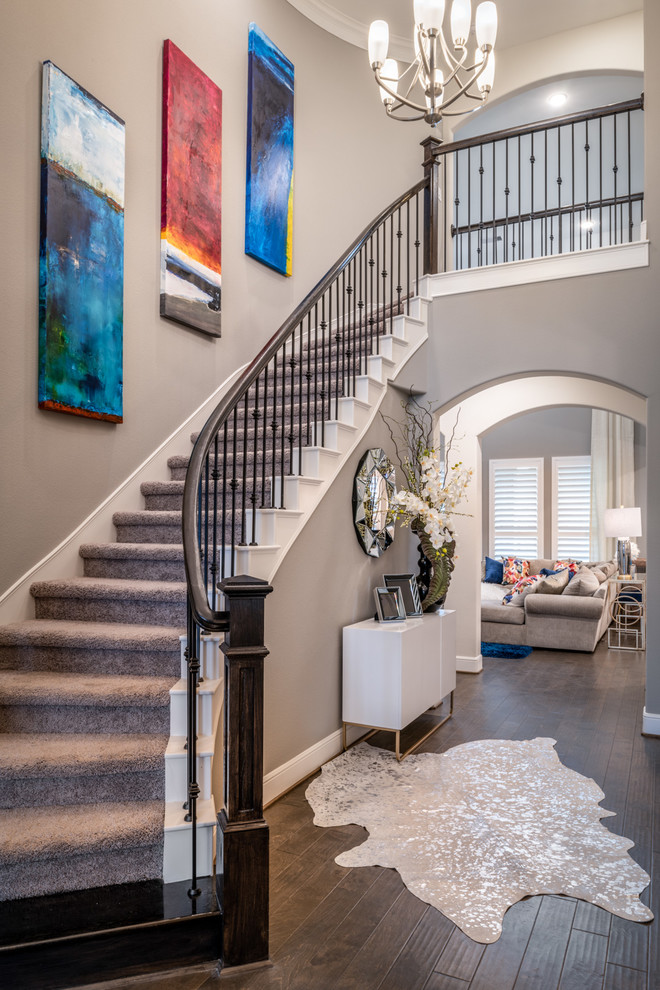 Gewendelte Klassische Treppe mit Teppich-Treppenstufen und Teppich-Setzstufen in Houston