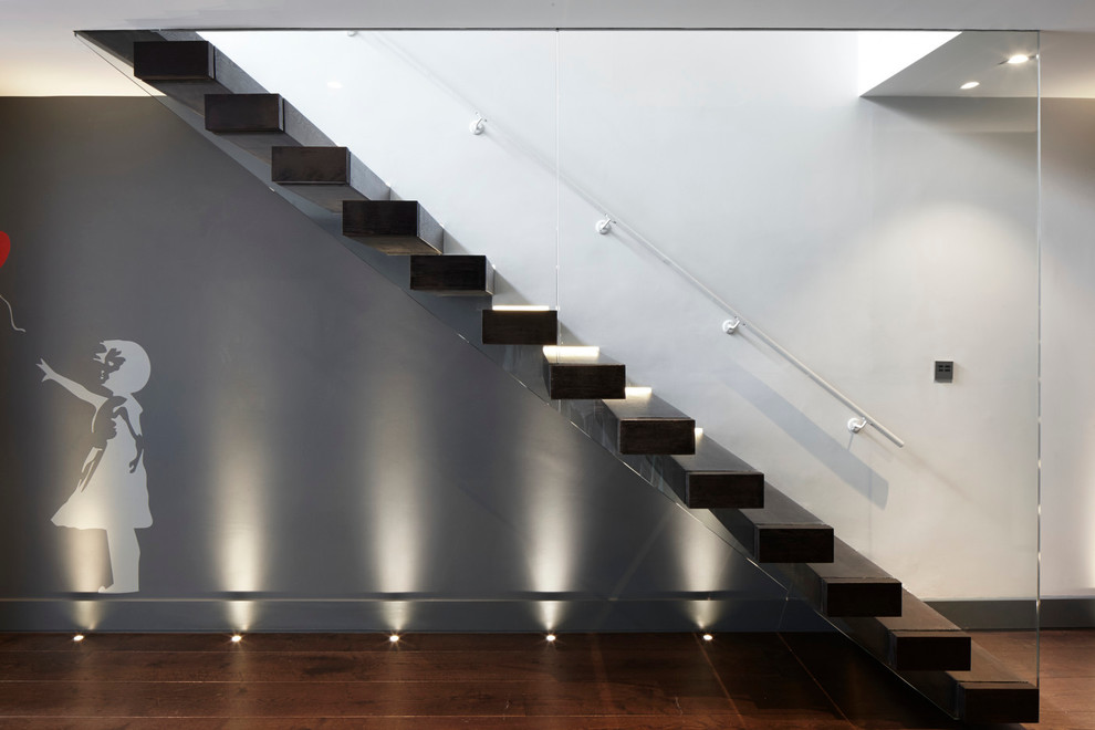 ロンドンにあるラグジュアリーなコンテンポラリースタイルのおしゃれな階段の写真