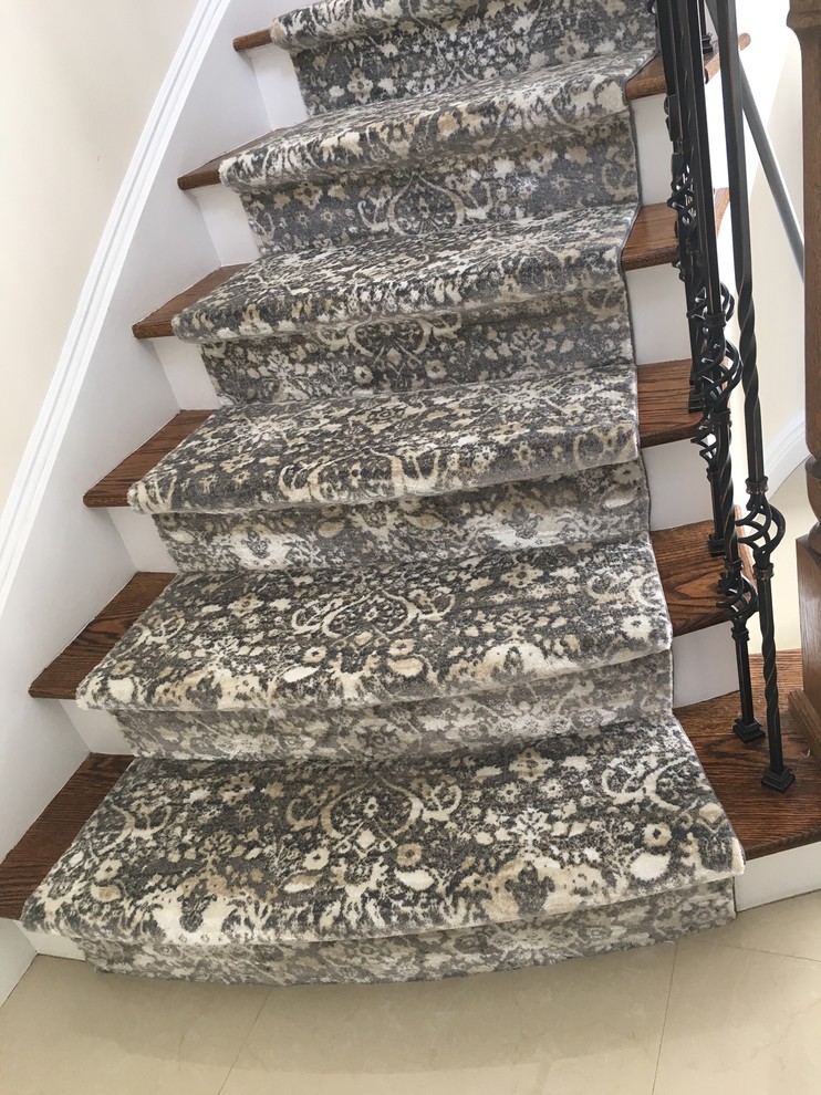 Cette image montre un petit escalier courbe minimaliste avec des marches en moquette, des contremarches en moquette et un garde-corps en matériaux mixtes.