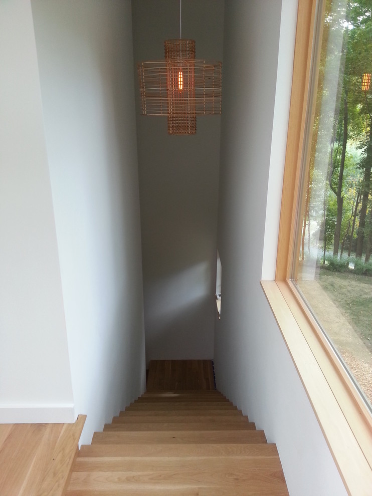Gerade, Mittelgroße Moderne Holztreppe mit Holz-Setzstufen in New York