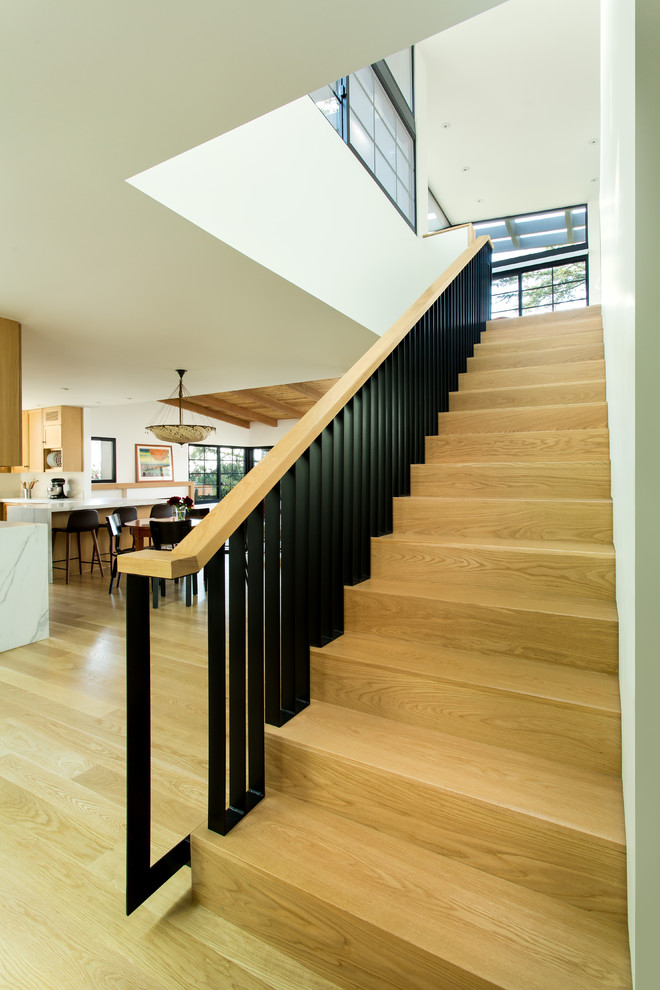Идея дизайна: прямая деревянная лестница среднего размера в стиле ретро с деревянными ступенями и металлическими перилами