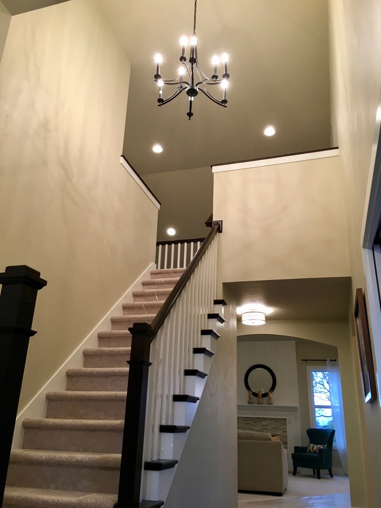 Источник вдохновения для домашнего уюта: прямая лестница среднего размера в стиле неоклассика (современная классика) с ступенями с ковровым покрытием