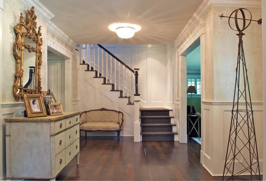 Große Klassische Treppe in L-Form mit Teppich-Treppenstufen und gebeizten Holz-Setzstufen in New York