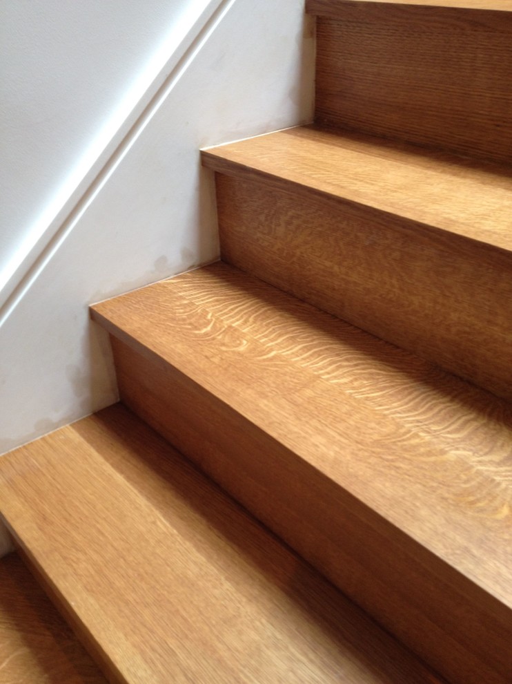 Foto de escalera actual con escalones de madera y contrahuellas de madera