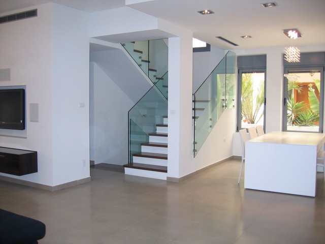 Example of a minimalist staircase design in Tel Aviv