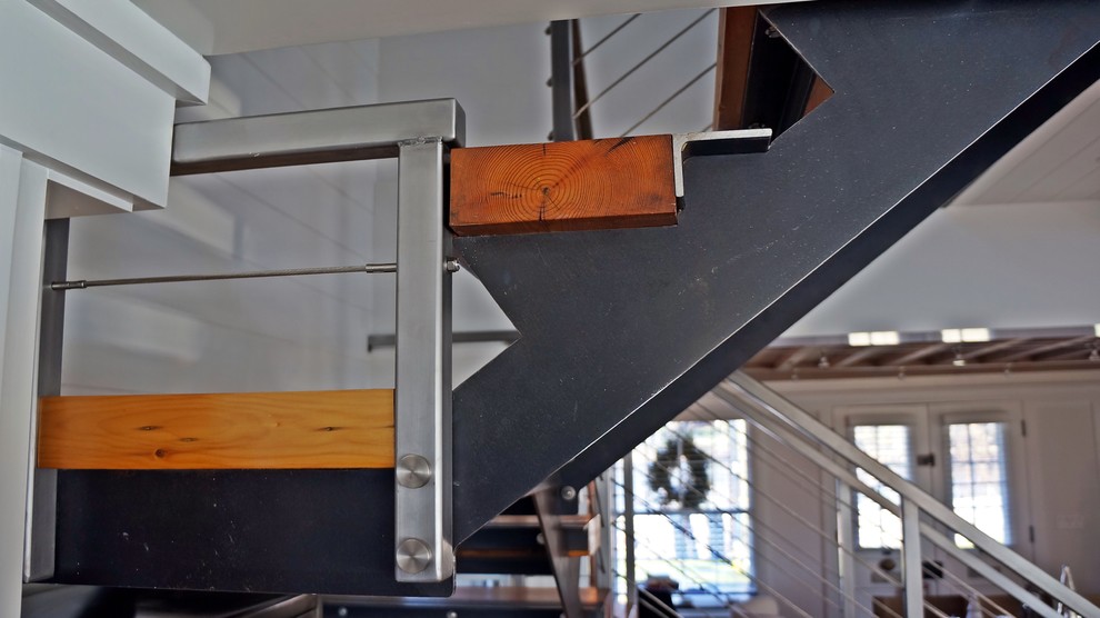 Стильный дизайн: большая п-образная лестница в современном стиле с деревянными ступенями и металлическими перилами без подступенок - последний тренд