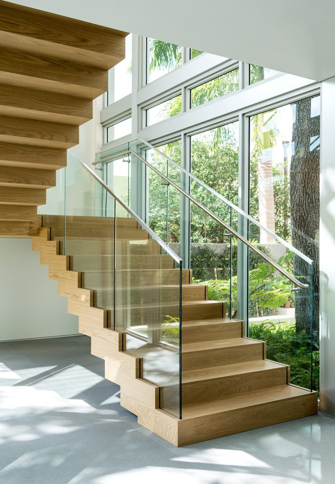 Пример оригинального дизайна: большая п-образная деревянная лестница в стиле модернизм с деревянными ступенями