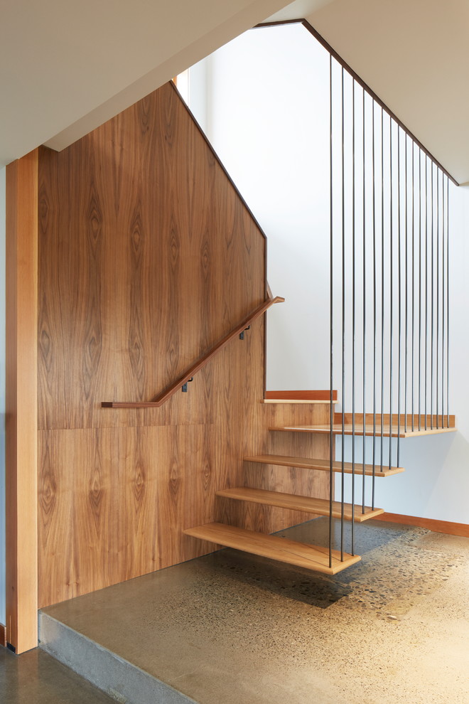 Стильный дизайн: маленькая лестница на больцах в современном стиле с деревянными ступенями и металлическими перилами без подступенок для на участке и в саду - последний тренд
