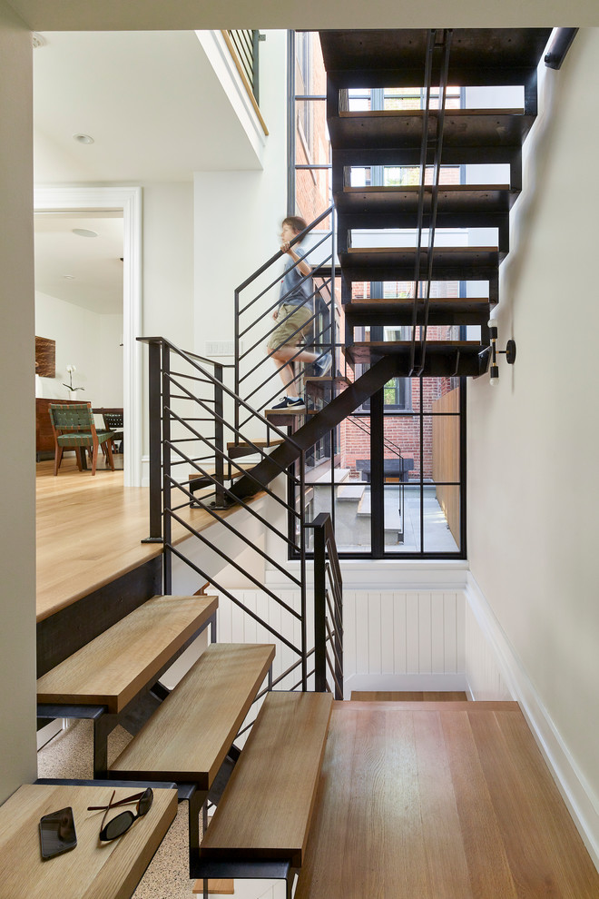 Свежая идея для дизайна: п-образная лестница в стиле неоклассика (современная классика) с деревянными ступенями и металлическими перилами без подступенок - отличное фото интерьера