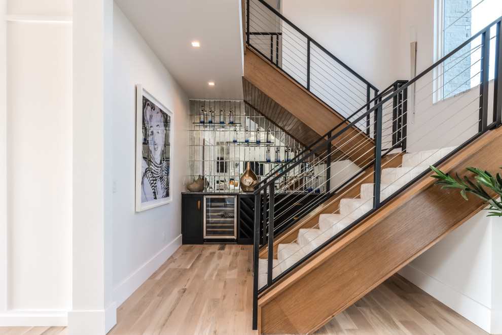 Imagen de escalera suspendida minimalista grande con escalones enmoquetados, contrahuellas de madera y barandilla de varios materiales
