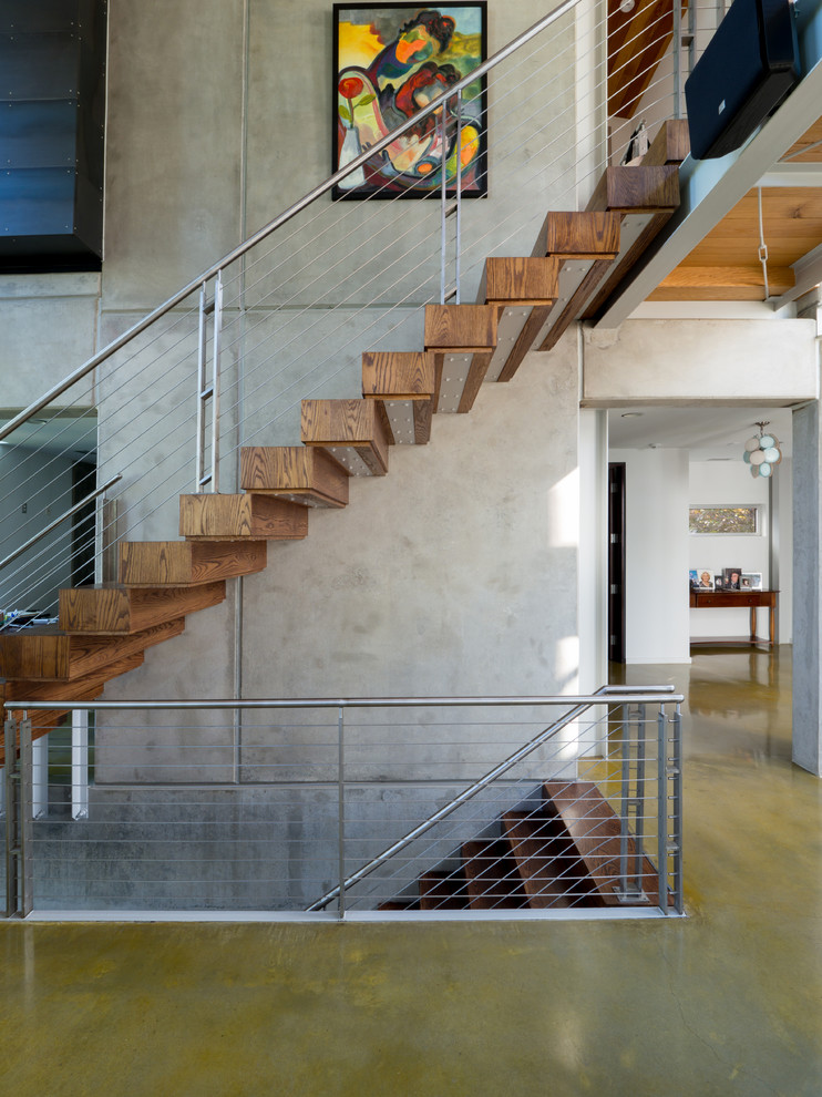 Стильный дизайн: деревянная лестница на больцах, среднего размера в современном стиле с деревянными ступенями и перилами из тросов - последний тренд