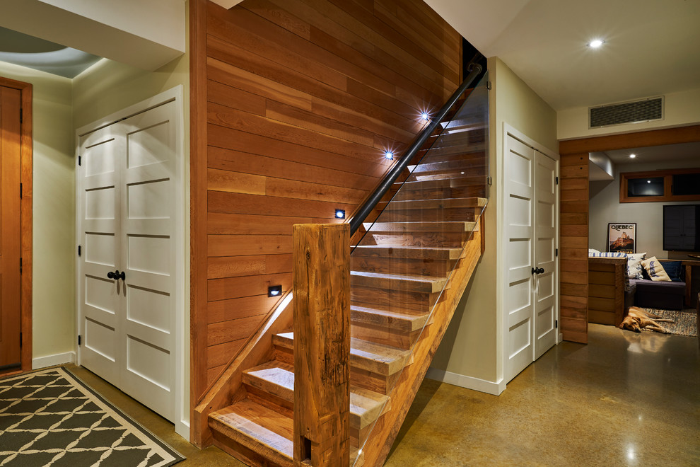 Свежая идея для дизайна: прямая деревянная лестница среднего размера в современном стиле с деревянными ступенями и стеклянными перилами - отличное фото интерьера