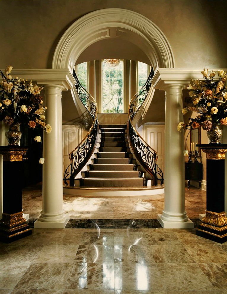 Источник вдохновения для домашнего уюта: большая изогнутая лестница в классическом стиле с ступенями с ковровым покрытием