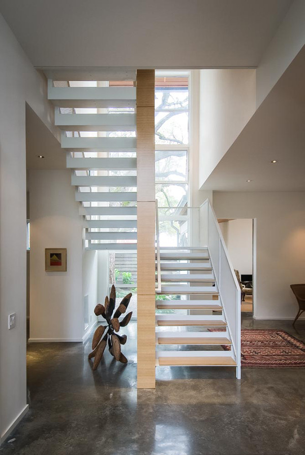Idées déco pour un grand escalier sans contremarche droit classique avec des marches en bois.