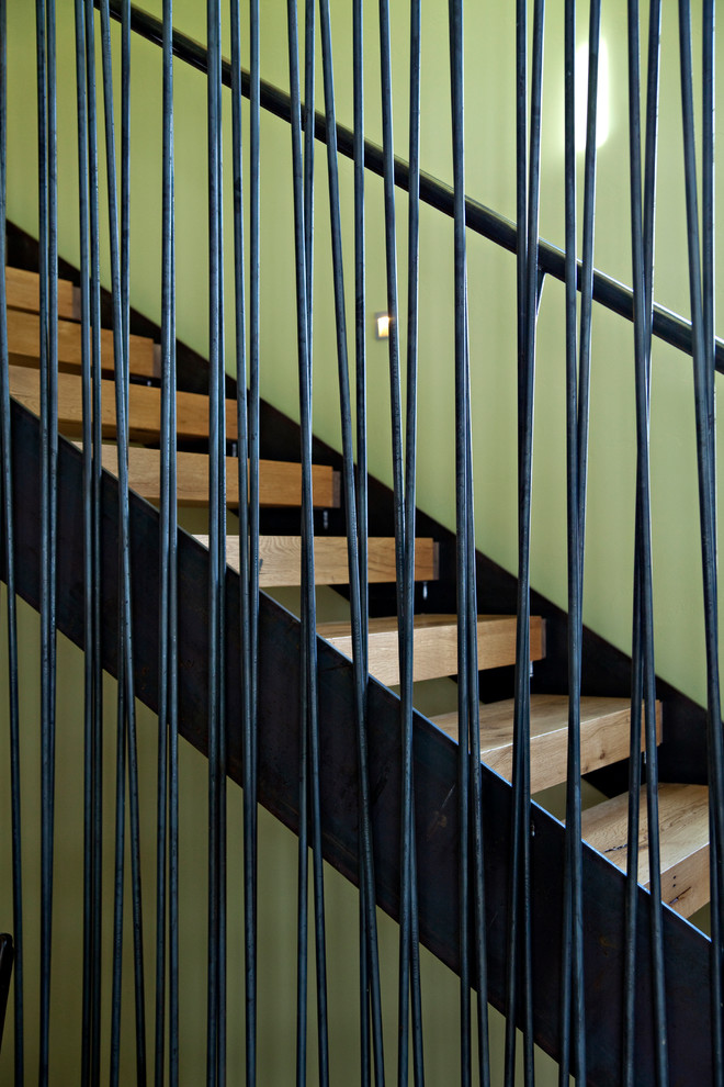 Réalisation d'un escalier sans contremarche flottant minimaliste avec des marches en bois.
