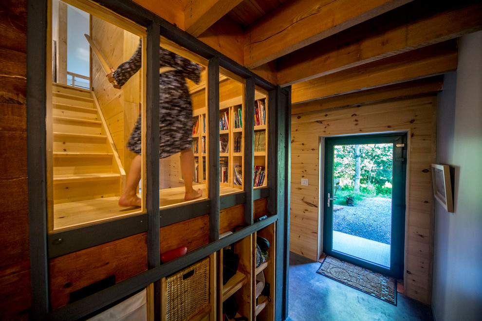 Diseño de escalera en U rústica de tamaño medio con escalones de madera, contrahuellas de madera y barandilla de madera