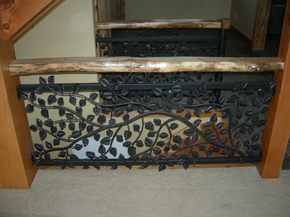 Aménagement d'un grand escalier sans contremarche droit craftsman avec des marches en bois et un garde-corps en matériaux mixtes.