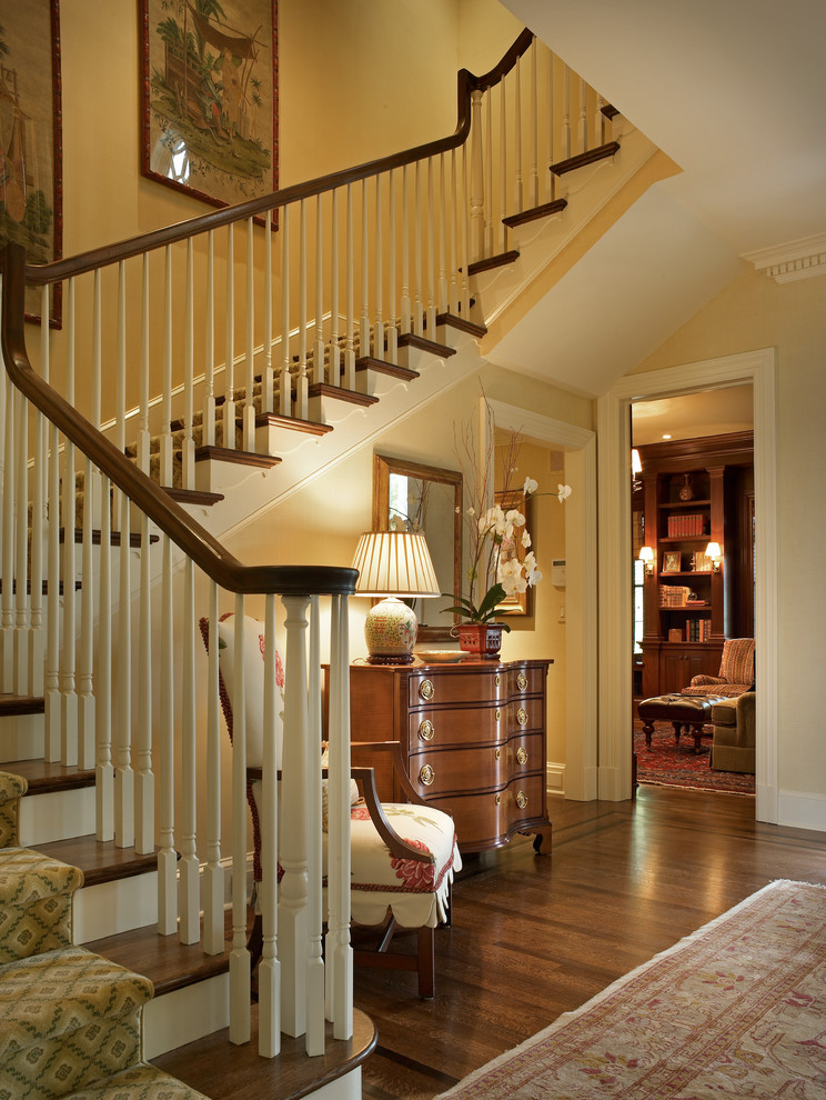 Стильный дизайн: большая угловая деревянная лестница с деревянными ступенями - последний тренд