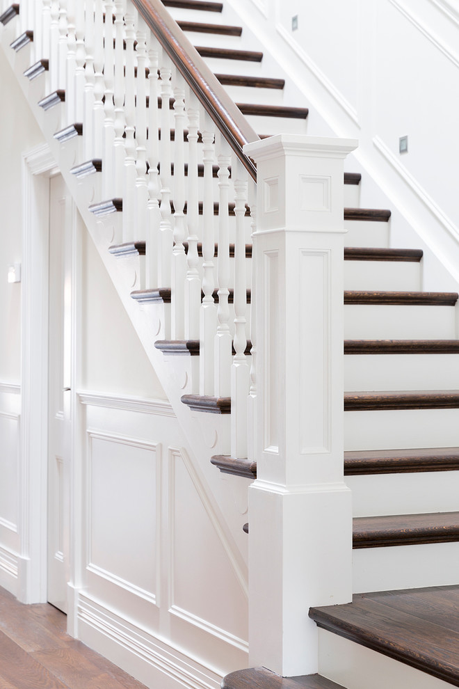 Imagen de escalera recta tradicional de tamaño medio con escalones de madera y contrahuellas de madera