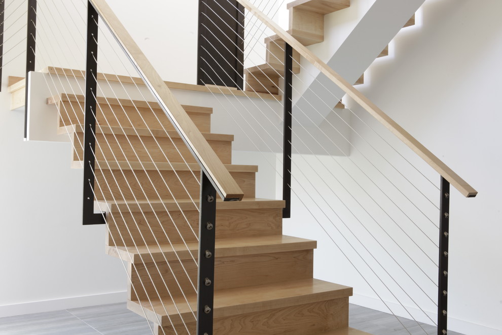 Идея дизайна: огромная п-образная деревянная лестница в стиле модернизм с деревянными ступенями