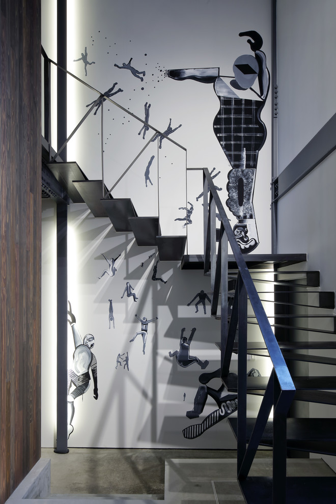 Ejemplo de escalera en L contemporánea sin contrahuella con barandilla de metal