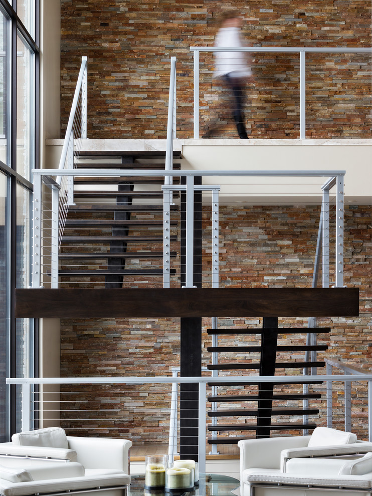 Aménagement d'un escalier sans contremarche contemporain en U avec des marches en bois.