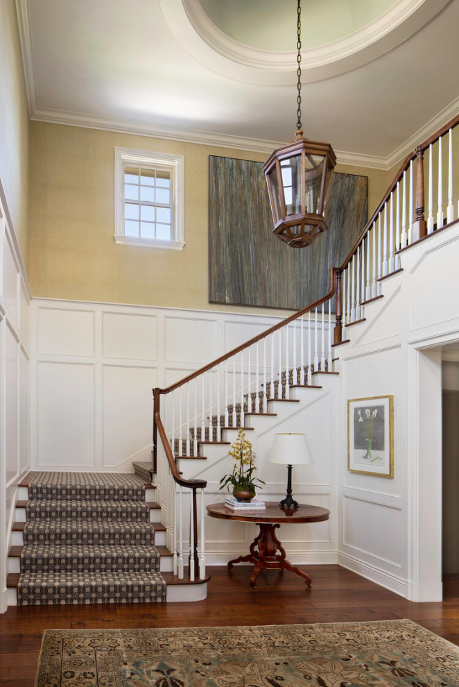Источник вдохновения для домашнего уюта: угловая лестница в классическом стиле с деревянными ступенями, крашенными деревянными подступенками, деревянными перилами и панелями на стенах