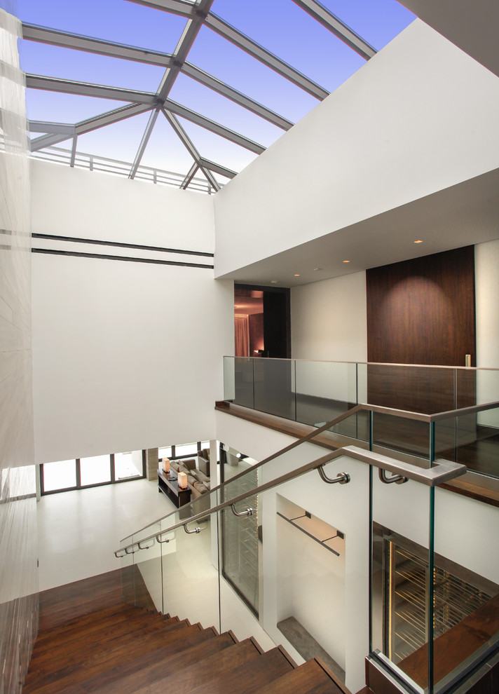 Imagen de escalera en L minimalista grande con escalones de madera y barandilla de metal